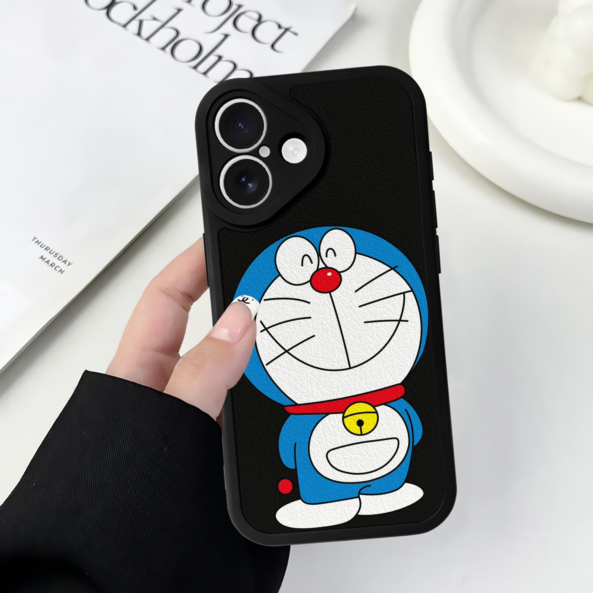 （画像用） ドラえもん Doraemon 【iPhone 16シリーズ対応】シリコンスマホケース（レザー調） 材質：シリコン